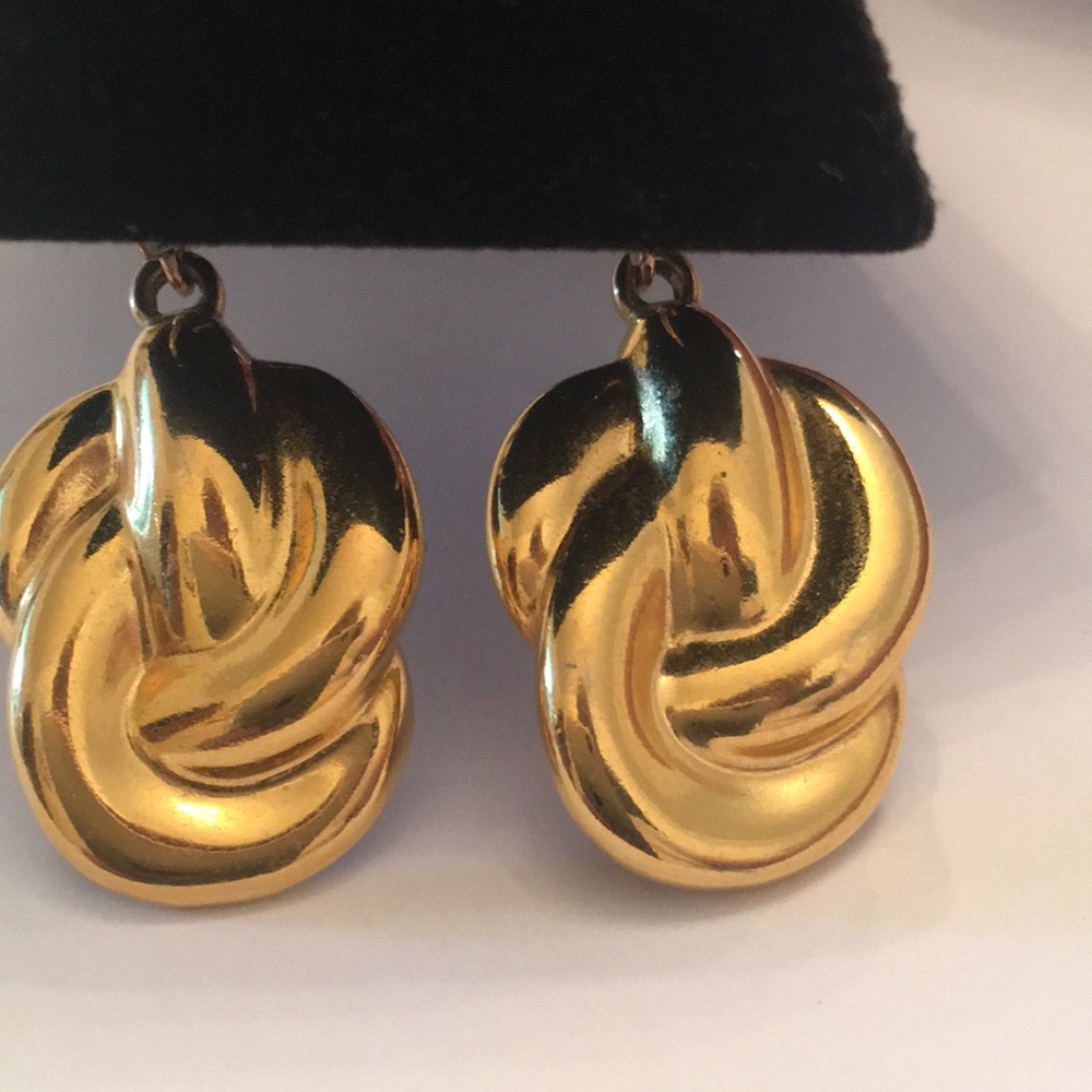 🟥Gold Tone Drop Earrings With Knot Design